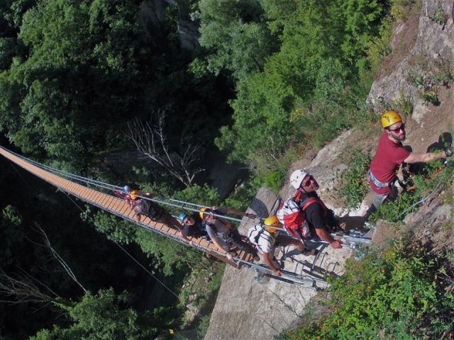  Camina sobre el puenle 