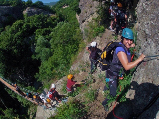  A lo largo de la pared de roca 