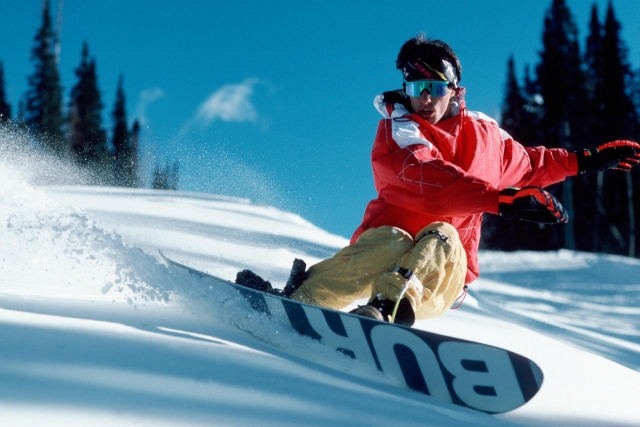  un día con una tabla de snowboard 