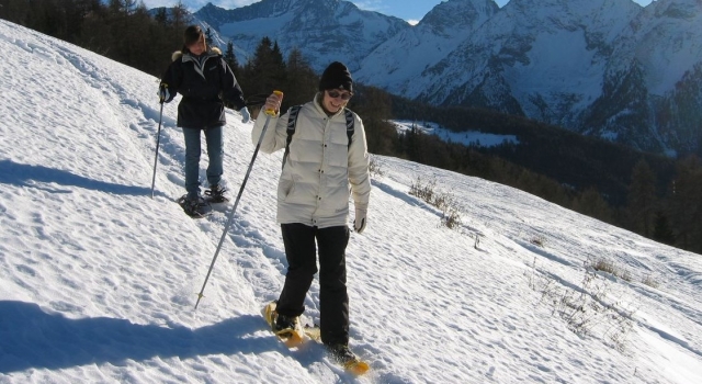  Camicrema con raquetas de nieve