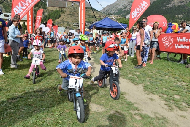  Los pequeños en bicicleta 
