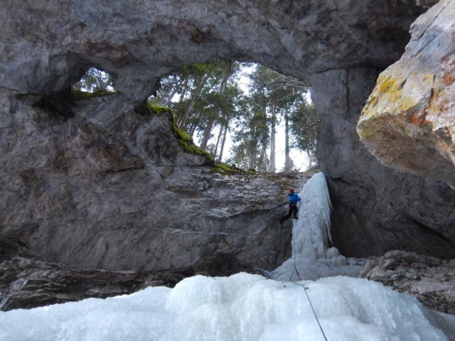  Escalada a lo largo de cascadas congeladas 
