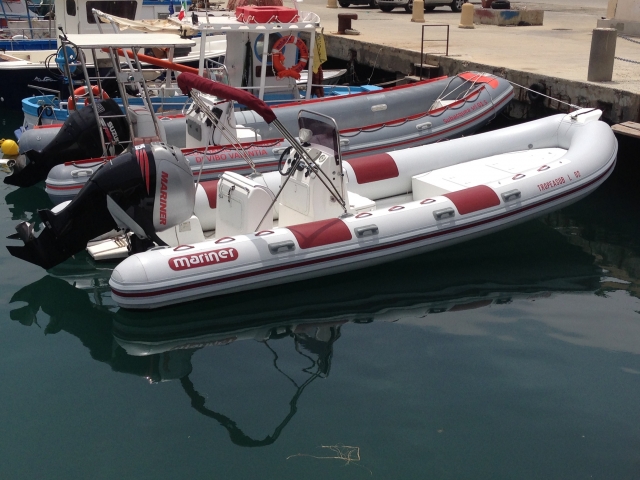  uno de nuestros barcos para salidas de pesca 