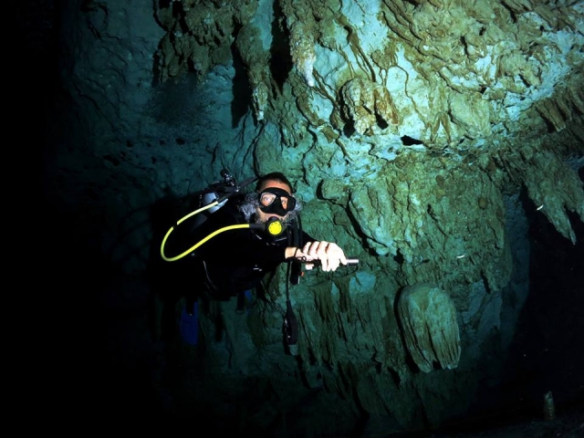  a lo largo de las cueva submarino
