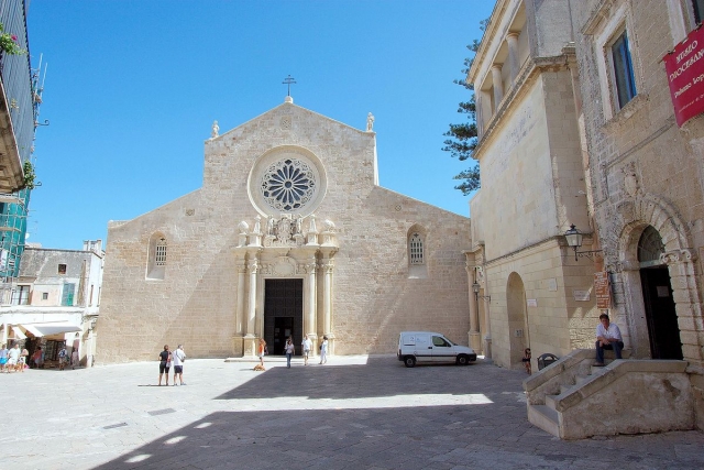  la catedral en el centro de otranto 
