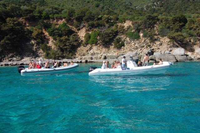  excursión en balsa con amigos 