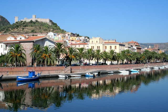 Bosa y el Castillo de Malaspina desde el río Temo 