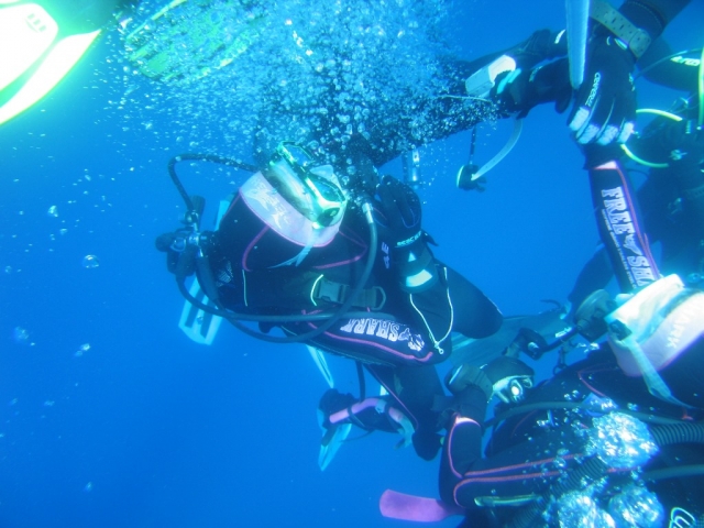  caminando por el fondo marino