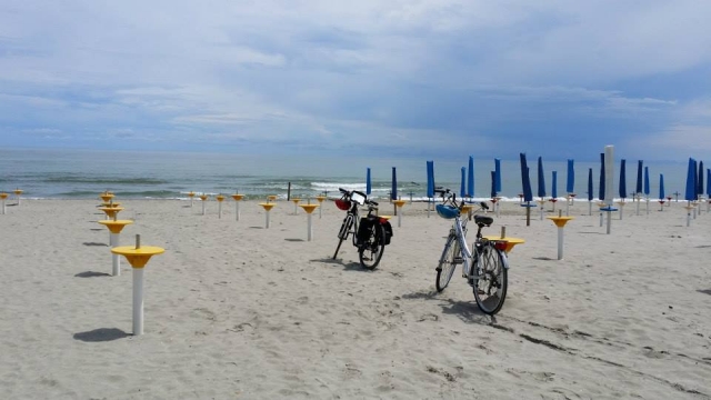  con las bicicletas en la playa 