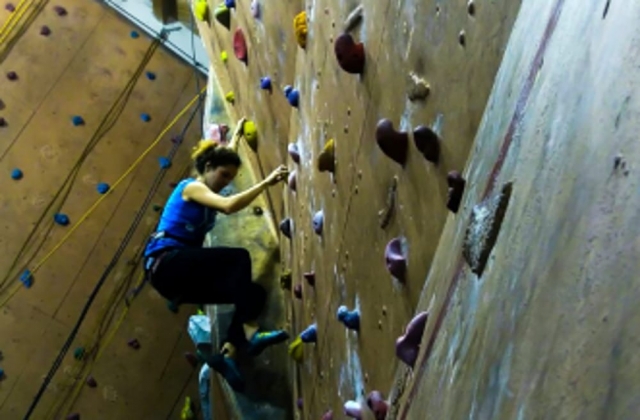 escalada en un gimnasio de roca 
