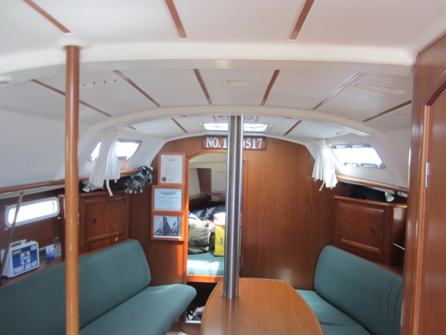  los interiores del beneteau 