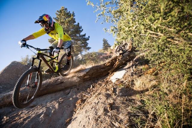  superando obstáculos en MTB 