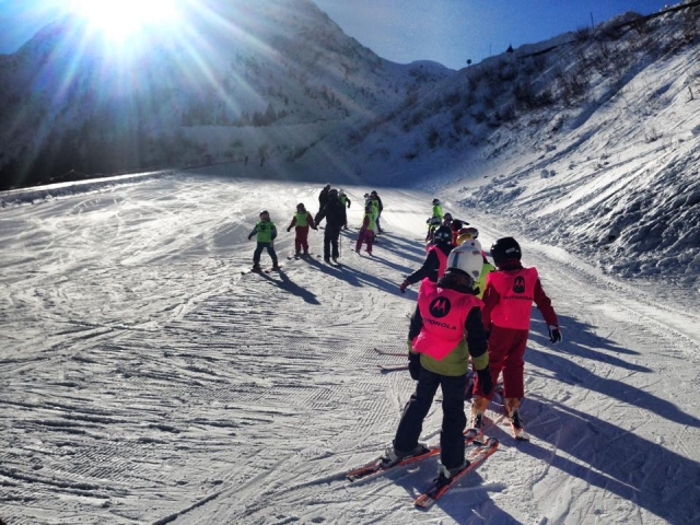  enseña a su hijo el esquí 