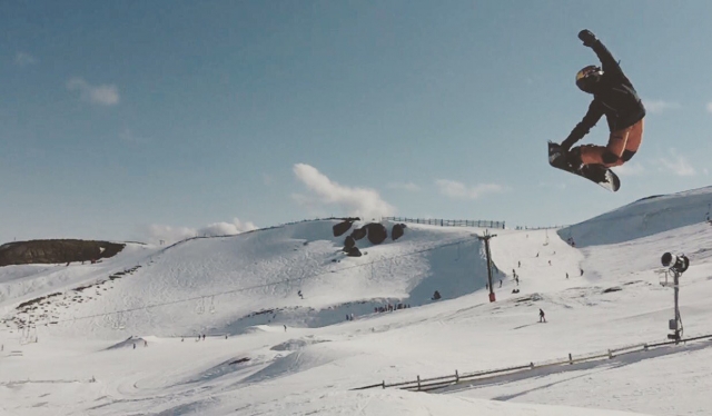  saltando con la tabla de snowboard 