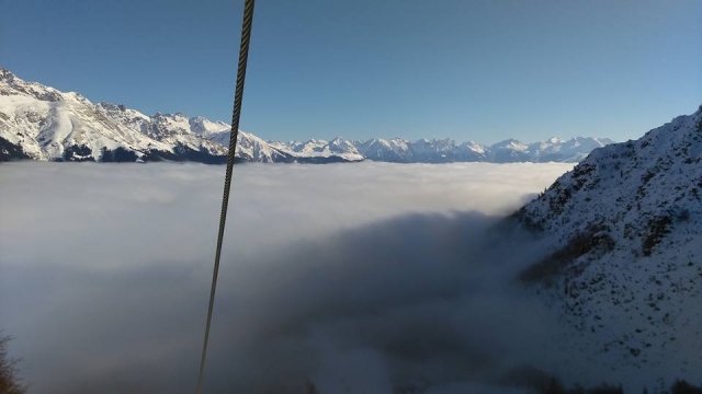  Montañas y niebla 