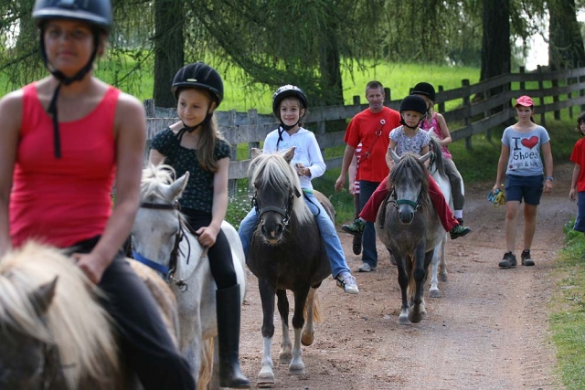  niños en la silla de subir 