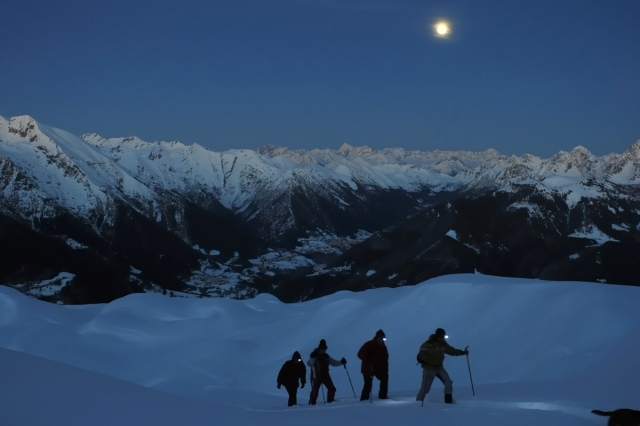  Camicrema nocturna con raquetas de nieve 