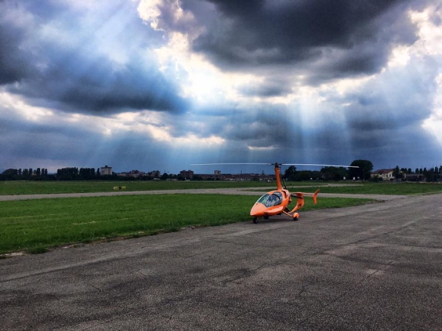  una emoción única - 999 - logotipo de Top Gun Fly School