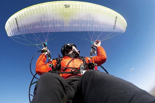 Como un parapenle pero con el motor mal 