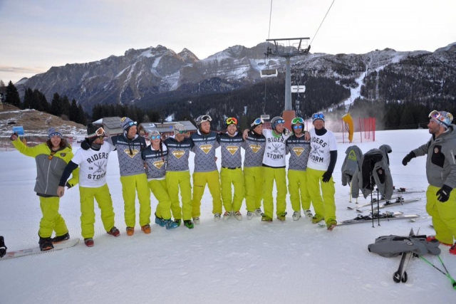  Los instructores en amarillo 