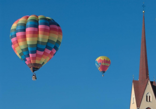 Un dúo de globos aerostáticos que ha iniciado su vuelo 