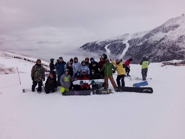  una foto de grupo después de un día en la tabla de snowboard 
