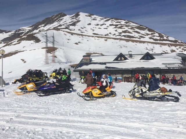  La salida de motos de nieve 