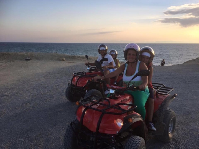  Al atardecer cerca de la playa 