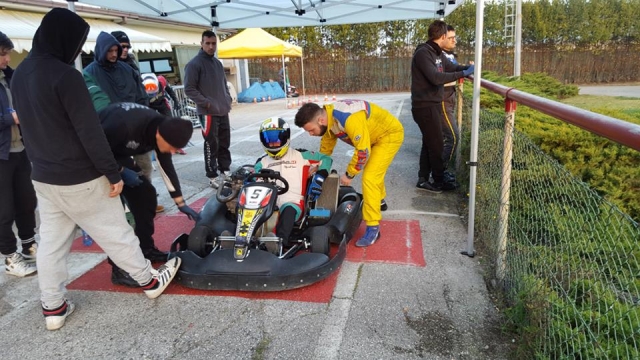  con el casco y comienza 