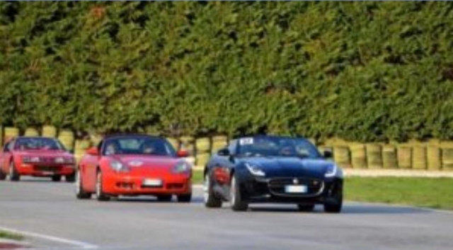  en la pista con cuatro ruedas 