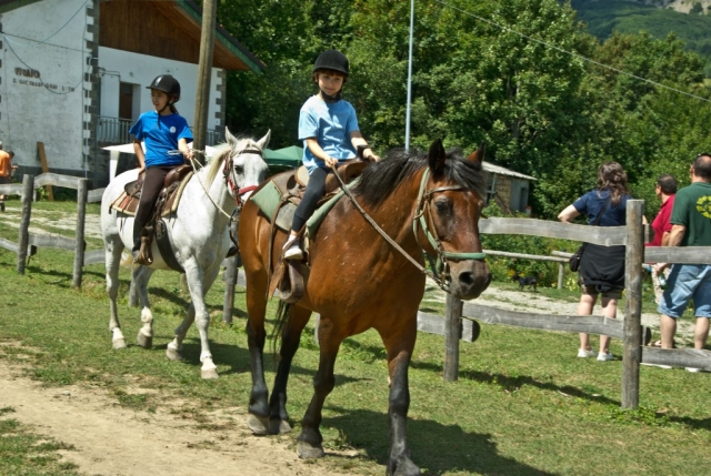  niños en la silla de montar