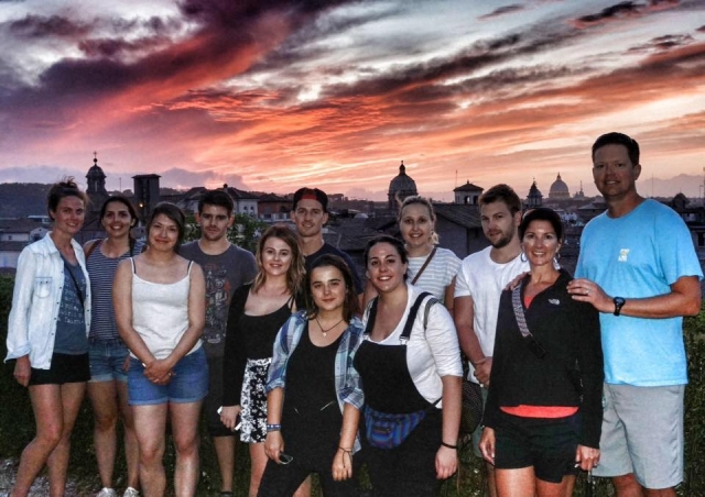  una foto grupal después de un paseo en bicicleta 