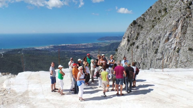  un grupo de turistas 