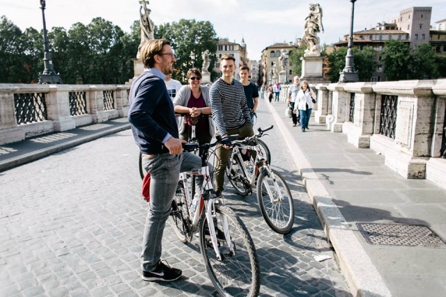  en bicicleta por el puenle de sant angelo 