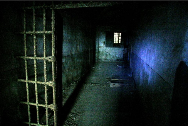  Encerrado en una celda sellada 