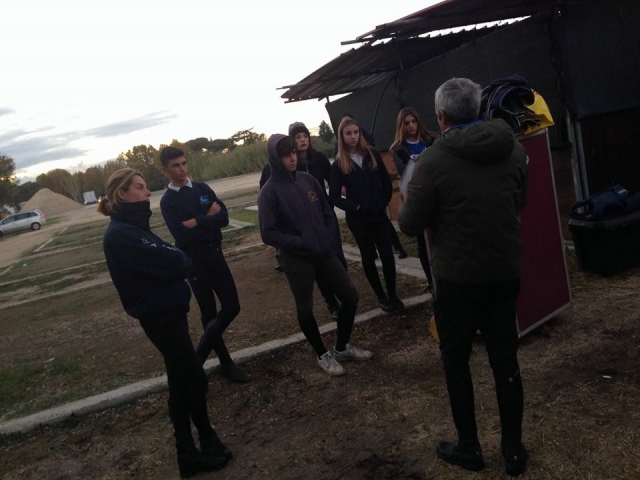  siguiendo las indicaciones de los monitores