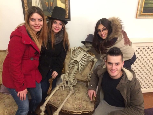  Cuatro amigos y un esqueleto 