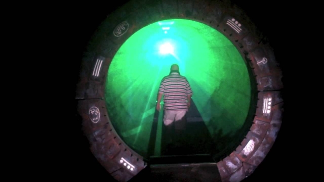  entra al túnel y comienza su aventura 