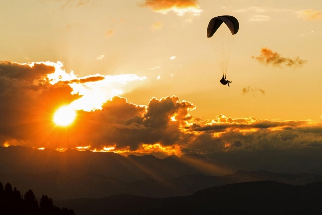  Parapenle al atardecer