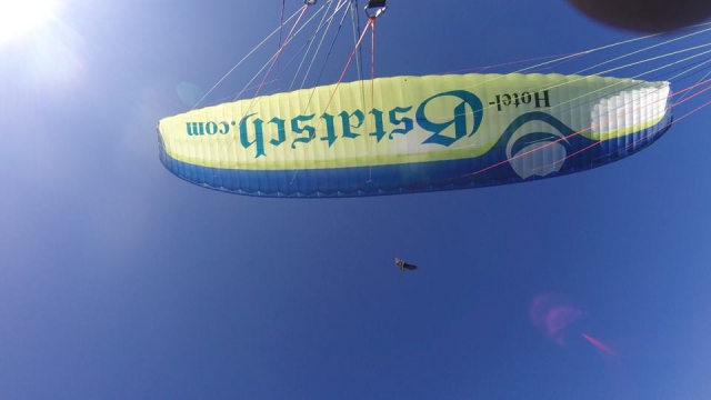  Una vela navegando en especie 