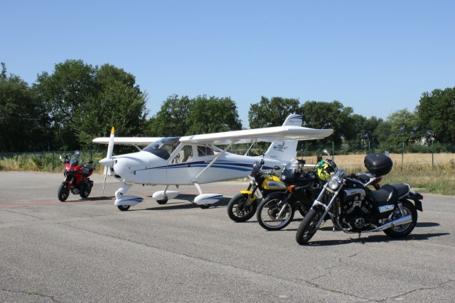  Nuestro ultraligero entre motos 