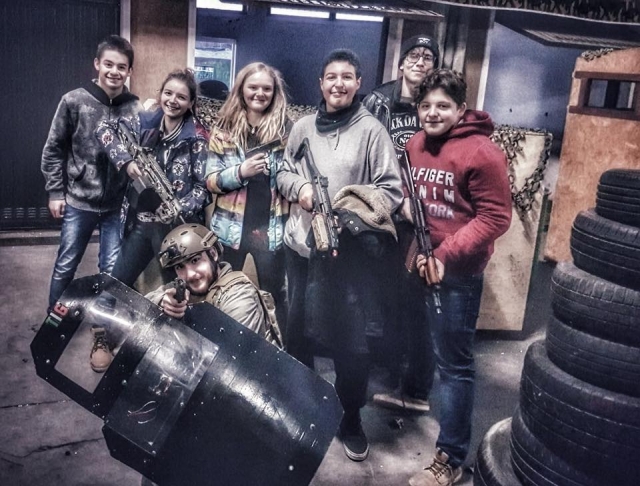 Un grupo de chicos en el CQB Arena