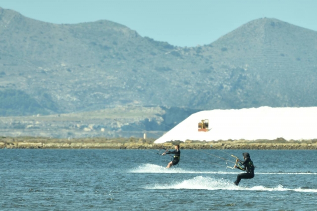 Aquí están los kitesurfers 