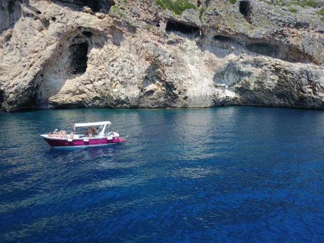  Uno de los barcos duranle la excursión 