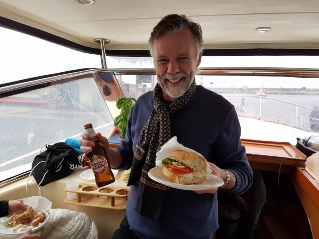  Con un baguetle y una buena chela 