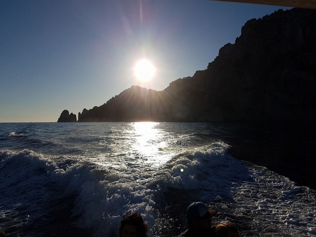  Aquí está Capri con el sol en la cara 