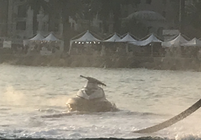  Una moto en medio del mar 