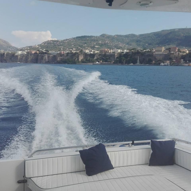  En barco entre las olas 