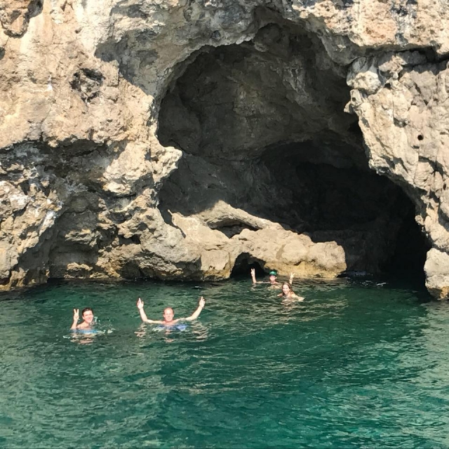  El baño y la exploración de las cueva 