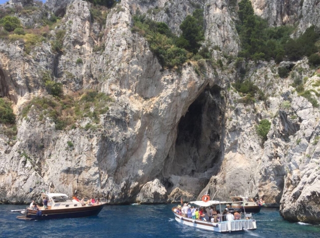 Organización de excursiones en barco al Arco Natural de Capri.JPG